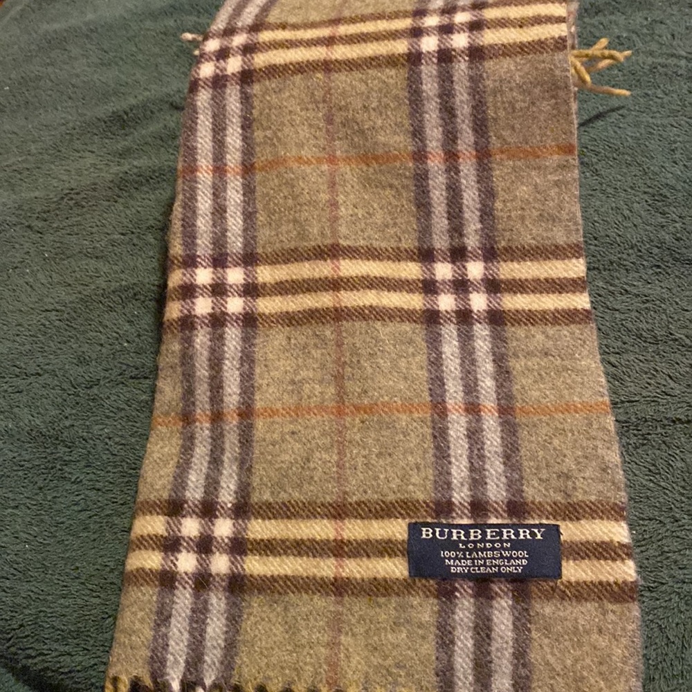 Burberry 100% Lambswool , authentic - Picture 3 of 3